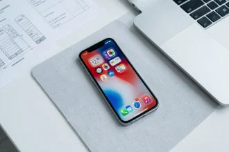 Maquette de l'interface iOS révélant des indices sur le design du prochain iPhone SE posé sur un bureau minimaliste